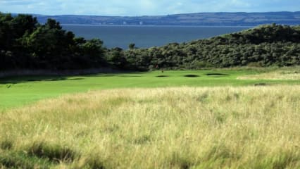 Am zweiten Loch fällt es schon schwer, sich nicht von der Aussicht aufs Meer ablenken zu lassen. (Foto: Getty)