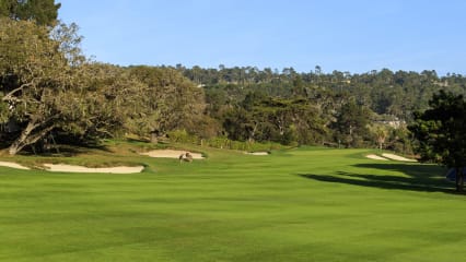 Pebble Beach, Loch 1 Par: 4Länge: 347 MeterMit einem knapp 350 Meter langen Par-4 startet man auf die Runde. Das Loch macht einen Knick nach rechts, in der Landezone des Drives warten zwei Fairwaybunker. Auch das Grün ist mit reichlich Sand bewacht.(Foto: usopen.com)