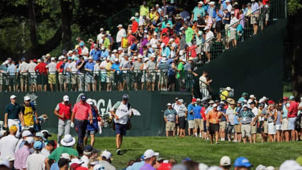 Spannendes Trio mit breiter FangemeindeVor voll besetzten Tribünen startete der Flight von Rory McIlroy, Jason Day und Phil Mickelson ins Turnier. An der einen oder anderen Stelle waren die Spieler auf ihren Runden recht publikumsnah unterwegs...(Foto: Getty)