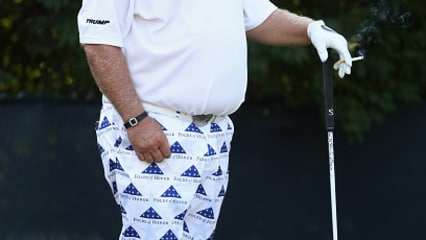 John Daly machts schon wieder Wir möchten Ihnen auch am zweiten Tag das kunstvoll gewebte Beinkleid des John Daly nicht verschweigen, wenngleich es im Vergleich zum ersten Tag der PGA Championship doch recht zurückhaltend ist.(Foto: Getty)