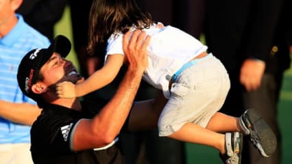 Sohn Dash erster Gratulant
Days erster Majorsieg war vollbracht und seine Frau Ellie und Söhnchen Dash stürmten aufs Grün, um den PGA-Championship-Sieger in die Arme zu schließen.
(Foto: Getty)