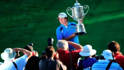 Da ist das Ding! Jason Dufner kann also doch Emotionen zeigen. Ein strahlender Gewinner!  (Foto: Getty)