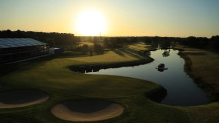 Porsche European Open 2019 - Golf Post Live vor Ort Green Eagle: Einer der längsten, schönsten und beeindruckendsten Kurse der gesamten European Tour. Hier die von Sonnenaufgang gekitzelte 18. Bahn.  (Foto: Getty)