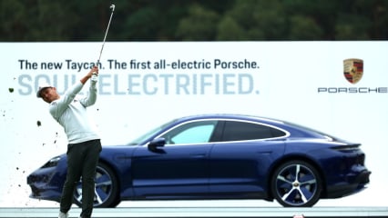 Porsche European Open 2019 - Golf Post Live vor Ort Auf Bahn 17 gibt es für denjenigen Spieler dem ein Hole-in-One gelingt wieder einen fetten Porsche zu gewinnen. Hier versucht Xander Schauffele sein Glück, scheitert aber. Naja - drei Versuche hat er ja noch.  (Foto: Getty)