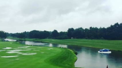 Land unter vor der Porsche European Open Am Dienstag vor der Porsche European Open kam Golf Post Redakteur Robin Bulitz auf der Anlage "Green Eagle" an und fand folgendes Szenario an Loch 18 vor: Der Platz stand teilweise heftig unter Wasser und ließ schlimmes befürchten. Die Greenkeeper und Verantwortlichen legten sich jedoch hervorragend ins Zeug und brachten den Kurs pünktlich zum Start am Donnerstagmorgen in Schuss.(Foto: Golf Post)