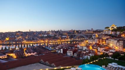 Die Metropole des Nordens: Blick vom Hotel "The Yeatman" über die berühmten Portweinkellereien auf die abendlich erleuchtete Altstadt von Porto,… (Foto: The Yeatman)(Text: Michael Basche)