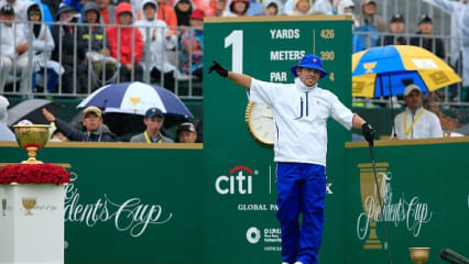 Guter Start für Team International
Louis Oosthuizen musste als erster am Tag gegen Patrick Reed ins Duell. Bis zum letzten Loch machten es die beiden spannend. Dort behielt der Südafrikaner die Nerven und glich aus. Somit teilten sich Oosthuizen und Reed den Punkt. (Foto: Getty)