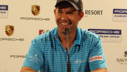 Padraig Harrington: "Das letzte Turnier ohne Proberunde lief gut" Denn das war die Open Championship 2008. Und wer gewann die? Genau, Padraig Harrington. Damals war er am Handgelenk verletzt und ließ die Einspielrunden vorsichtshalber aus. Diesmal machte Petrus einen Strich durch die Rechnung. "In Deutschland habe ich immer gut gespielt", daher sei er auch bei der Porsche European Open zuversichtlich. "Es ist immer gut, so große Sponsoren bei einem Turnier zu haben. Schade, dass sie uns nicht mit einem Porsche über den Platz fahren", witzelt der 45-Jährige.(Foto: Golf Post)