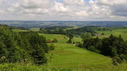 Höchster Abschlag Deutschlands
Der gehört zur 27-Loch-Anlage des Golfplatzes Waldegg-Wiggensbach im Allgäu. Auf dem Par 3 bietet sich eine atemberaubende Chance auf ein Hole-in-One. Aus 1.011 Metern Höhe sind es 170 Meter bis zum Grün, das unten in einer Talsenke liegt. Rechts Wald, links ein Biotop und dahinter die Ausgrenze. (Foto: Stephan Schöttl)