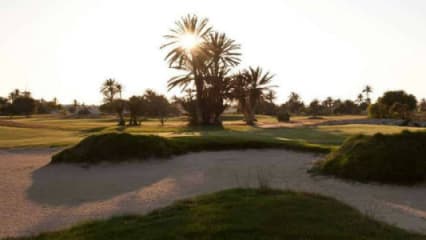 Traumhafter Golfplatz entlang des Mittelmeers Der Djerba Golfclub schlängelt sich gesäumt von Palmenhainen am Mittelmeer entlang und bietet teils sensationelle Bahnen. Mit ROBINSON können Sie hier die drei 9-Loch-Schleifen rauf und runter spielen und an Turnieren teilnehmen.(Foto: Djerba Golfclub)   Jetzt mit ROBINSON nach Tunesien "entfliehen"