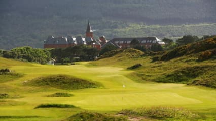 Auf geht´s! Immer der Nase nach
Loch: 1
Länge: 493 Meter
Par: 5
Zum ersten Mal seit 1939 schlagen am ersten Tee des Royal County Down GC die Pros zur Irish Open ab.
Das erste Loch wird zwar ziemlich geradeaus gespielt, doch schon kleine seitliche Abweichungen können schlimme Folgen haben: Rechts wartet die Dundrum Bucht, links eine hohe Düne.(Foto: Getty)