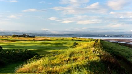 Loch 1, Par 4, 336 MeterFernsicht zum Auftakt. Mit Rückenwind und „Roll“ kriegen die Longhitter den Drive vielleicht aufs Grün, das einen schmalen Eingang hat und von fünf Bunkern geschützt wird. (Foto: Getty)