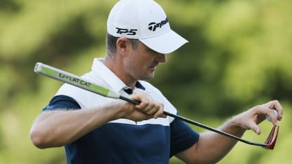 Justin Rose Als Nummer Eins der Welt wird Justin Rose an den Start im Le Golf National gehen, um den Amerikanern zu zeigen, warum er sich den Platz an der Spitze verdient hat. Wie sein italienischer Mitstreiter Molinari, findet man in "Rosies" Bag ebenfalls den Namen TaylorMade am häufigsten.    Equipment Modell   Ball TaylorMade, TP5   Driver TaylorMade, M3 (9°)   Holz 3 TaylorMade, M4 (15°)   Holz 5 TaylorMade, M3 (19°)   Eisen 4 TaylorMade, 790   Eisen 5-9 TaylorMade, P730 "Rose Proto"   Pitching Wedge TaylorMade, Milled Grind (48°)   Gap Wedge TaylorMade, Milled Grind (52°)   Sand Wedge TaylorMade, Milled Grind (56°)   Lob Wedge TaylorMade, Milled Grind High-Toe (60°)   Putter TaylorMade, TP Red Ardmore 2   (Foto: Getty)