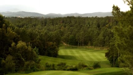 Loch eins - Schwierigkeit zwei
Schwieig geht es los auf dem Stadium Course, ein kontrollierter Draw ist hier von Nutzen. Die Drive-Landezone befindet sich für Amateurgolfer genau im Knick des Doglegs nach links, die Pros kürzen über den Wald ab - müssen aber aufpassen, denn im weiteren Verlauf des Lochs kommt ein Bach ins Spiel. 
(Foto: PGA Catalunya)