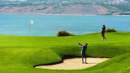 Zwei traumhafte Plätze mit Meerblick Einen Ost- und einen Westkurs bietet das Verdura Resort seinen Gästen und Tagestourristen. Wenn man zur rechten Zeit vor Ort ist, kann man den "composite course" spielen, der alle am Meer gelegenen Bahnen beinhaltet.(Foto: The Azalea Group)