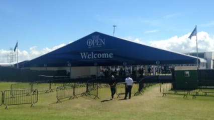 Die British Open hat bereits seit vergangenem Sonntag ihre Tore geöffnet. Und natürlich pilgerten bereits zehntausende von Golffans auf den Golfplatz, der ca. 50 Kilometer südwestlich von Glasgow liegt. Sie alle und natürlich auch Golf Post - live vor Ort beim einzigen Major auf europäischem Boden - erleben die British Open allerdings anders, als das Fernsehen ein solches Event abbildet. Wir haben uns in allen Ecken der riesen Anlage des Royal Troon GC mal genauer umgesehen, werfen mit den folgenden Bildern einen Blick hinter die Kulissen dessen, was die Kameras nicht zeigen und sagen "Welcome to The Open"! (Foto: Golf Post)