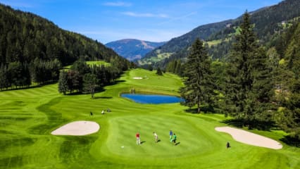 Golfanlage Kaiserburg Bad Kleinkirchheim Ob für Anfänger oder Könner, die Golfanlage Bad Kleinkirchheim zählt zu den renommiertesten in Österreich. Der auf 60 Hektar errichtete und von Don Harradine mit viel Gefühl ins Bad Kleinkirchheimer Tal gezirkelte 18-Loch-Championplatz „Kaiserburg“ bietet so ziemlich alles, was das Golferherz begehrt. Ein lang gestreckter, anspruchsvoller und sportlicher Platz bei satten hügeligen 6.006 Metern. In einer klassischen 8er-Schleife angelegt, bietet er sehr breite Fairways, schnelle Greens und sehr abwechslungsreiche Löcher. Macht nicht nur auf der Skipiste gute Figur: Olympiasieger Franz Klammer, der auf seinem „Hausplatz“ gerne zum Schwung ausholt. (Foto: Kärnten)