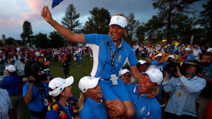 Sieg, Europa gewinnt den Solheim Cup! Kapitänin Liselotte Neumann wird auf Schultern vom Platz getragen (Foto: Getty).