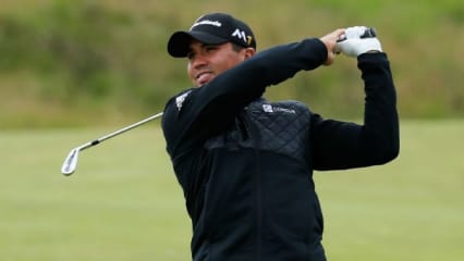 Der Weltranglistenerste Jason Day ist verliebt - verliebt in die British Open. Das erzählt er jedenfalls in Royal Troon. Und dabei beziehe er sich nicht nur auf das Spiel, sondern das gesamte Drumherum. Das gesamte Gefühl bei einer Open Championship sei einfach komplett anders, als in seiner Wahlheimat USA. Der Weltranglistenerste reist zudem mit viel Rückenwind an. Im vergangenen Jahr verpasste der Australier nur denkbar knapp das Stechen mit dem späteren Sieger Zach Johnson. "Es war der Beginn meines Laufes", sagt Day. "Der Moment, als alles irgendwie meine Welt verändert hat." Es folgte der erste Majorsieg bei der PGA Championship, weitere große Titel und der Sprung an die Spitze der Weltrangliste. Im vergangenen Jahr so knapp dran gewese zu sein, motiviere ihn zusätzlich. "Ich hoffe, eines Tages den Claret Jug halten zu dürfen und meinen Namen in die Geschichtsbücher der Besten, die jemals lebten und dieses Spiel gespielt haben, eintragen zu können." (Foto: Getty)