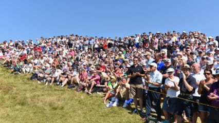 England ohne Regen Zahlreiche Zuschauer haben sich bei bestem Wetter am Rande des Golfplatzes eingefunden ... (Foto: Getty)