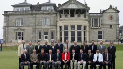 Die Gründerväter  "22 Noblemen and Gentlemen of the Kingdom of Fife" stellten am 14. Mai 1754 einen "silver club" zur Verfügung, der fortan jährlich der Preis eines in St. Andrews abgehaltenen Golf Turniers war.  Die Herren hier waren damals nicht dabei, sondern posieren für das Ehemalige-Champions-Foto bei der 134. The Open Championship 2005, oben: Tom Lehman, Mark O'Meara, Ben Curtis, Sandy Lyle, Tony Jacklin, Ernie Els, Ian Baker-Finch, Mark Calcavecchia, Paul Lawrie, Tiger Woods, David Duval und Justin Leonard.   Unten: Bob Charles, Greg Norman, Nick Faldo, Jack Nicklaus, Peter Thomson, Vorsitzender der R&A Richard Cole-Hamilton, Todd Hamilton, Tom Watson, Gary Player, Seve Ballesteros und Nick Price. (Foto: Getty)