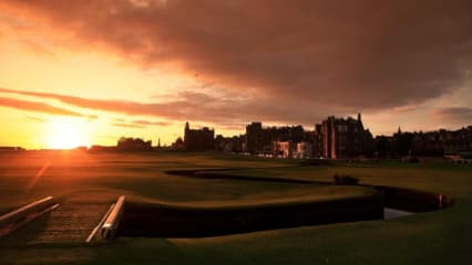 The Old Course  Wann das erste Mal auf den Wiesen und Dünen um St. Andrews Golf gespielt wurde, ist nicht belegt. Das älteste Schriftstück ist eine Lizenz aus dem Jahr 1552, die es erlaubte, beispielsweise Hasen aufzuziehen sowie Golf und Fußball zu spielen.   Es gab anfangs keinen abgesteckten Platz im heutigen Sinne, erst später etablierte sich eine Spielweise, die "out" entlang der Küste und "in" ins Landesinnere zurück zum Clubhaus führte. (Foto: Getty)