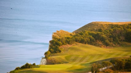 Im Sonnenlicht strahlen die Grüns schon fast (Foto: Thracian Cliffs).