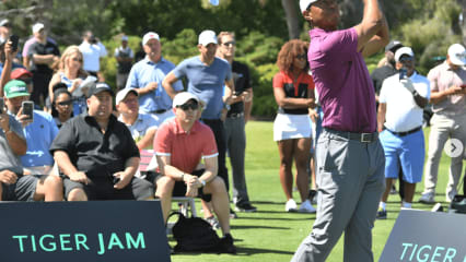 Tiger zeigt, wie es gehtBeim diesjährigen Tiger Jam in Las Vegas ließ es sich Tiger nicht nehmen, den Zuschauern zu zeigen, was er drauf hat. Das Event, gespickt mit Golf, Musik, Auktionen und vielem mehr, feierte sein 20-jähriges Jubiläum. Alle Erlöse kommen der TGR Foundation zu Gute. (Foto: Instagram/@tgrliveevents)