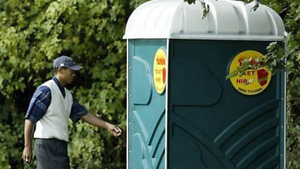 Auch ein Tiger muss mal. Hier beim Ryder Cup 2002 (Foto: AFP PHOTO/Jeff HAYNES)