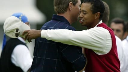 Tiger Woods umarmt Teamkollege Davis Love III beim 2002er Ryder Cup. (Foto: AFP PHOTO/Jeff HAYNES)