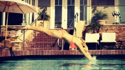 ... Egal ob es um eine Abkühlung bei einer Runde Schwimmen geht...
(Foto: Twitter/@natalie_gulbis)