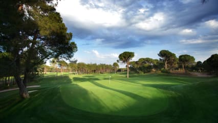 Und weiter geht's auf Loch 3, Par 4, 337 Meter. Ein Draw mit dem langen Eisen in den Knick des Dog Legs bringen die beste Position für den zweiten Schlag. Abkürzen über die Bäume lohnt sich kaum. (Foto: Montgomerie Maxx Royal)