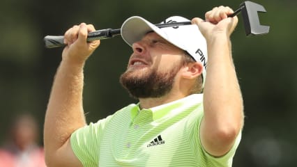 Lass den Putter ganz! Nach einem Auf und Ab in der zweiten Runde drückt sich Tyrrell Hatton den Putter vor Verzweiflung in den Kopf. (Foto: Getty)