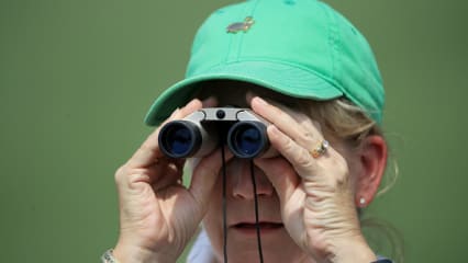 Hingeschaut! Lange musste man am ersten Tag des US Masters 2019 nicht suchen, bis man die Favoriten ausgemacht hatte. Dieser Patron hat sich zur Sicherheit trotzdem ein Fernglas mitgebracht.(Foto: Getty)