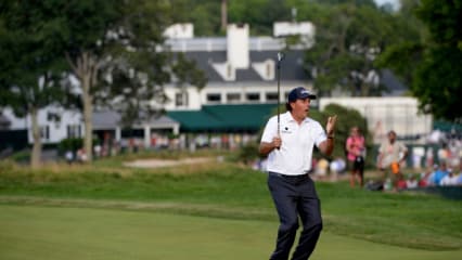 Phil Mickelson hat sich, nachdem er tagsüber schon zurückgefallen war, mit einem Birdie an der 17 unverhofft wieder nach vorne gebracht und geht als Führender in den Finaltag. (Foto: Getty)