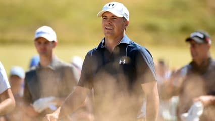 Masterssieger klettert nach oben
Besser machte es Masterssieger Jorden Spieth. Der junge Mann aus Texas attackierte von Beginn an, lochte an der Eins zum Birdie und spielte sich auf insgesamt fünf unter. Dabei verhinderte ein Doppelbogey auf der neunten Bahn einen noch besseren Score . Trotzdem befand sich der 21-Jährige nach dem zweiten Tag auf dem ersten Rang.
(Foto: Getty)