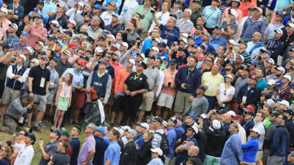 Die Massen hinter Tiger Auch am zweiten Tag der US Open sind die meisten Zuschauer voll auf Tiger Woods fokussiert. Der 14-malige Major Champion muss nach einer passablen 72 dennoch um den Cut bangen. (Foto: Getty)