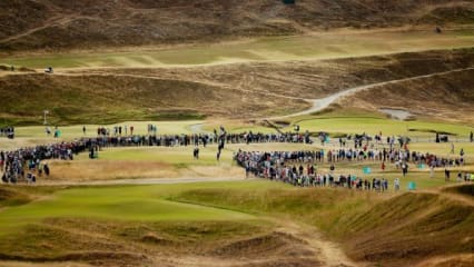 Mondlandschaften in University Place
Die 'Mondlandschaften' störten die US-Open-Fans jedoch nicht, die schon zum Auftakt des Wettkampfes in Scharen in die Stadt 'University Place' kamen, um sich hier die besten Golfer der Welt anzuschauen.(Foto: Getty)