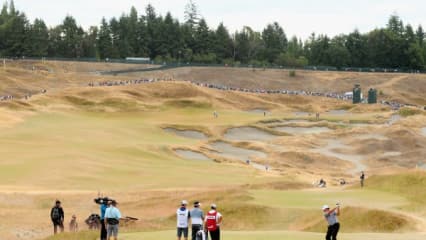 Willkommen in Chambers Bay!
Vor Beginn der US Open war vor allem der Chambers Bay Golfkurs in der Diskussion. Das hohe, trockene Gras, das Links-Design, die großen Bunker und hügelige Fairways stießen bei vielen Pros nicht gerade auf Gegenliebe. Ryan Palmer hielt die Kraterlandschaft im Bundesstaat Washington sogar für einen "Witz".(Foto: Getty)