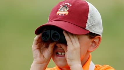 Wo laufen Sie denn? Dieser kleine Mann wollte es ganz genau sehen. Und die Farbe seines T-Shirts lässt nur eine Vermutung zu, wen er da beobachtete: Rickie "der lebendige Textmarker" Fowler. (Foto: Getty)