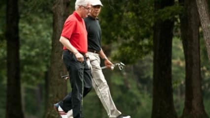 Wie das Volk, so seine PräsidentenGolf ist ein Volkssport in den USA und dementsprechend gibt es kaum einen Präsidenten, der nicht regelmäßig ein Eisen in die Hand nimmt oder genommen hat. Wir verfolgen die Golfleidenschaft der vergangenen Präsidenten vom zweiten Weltkrieg bis zum kommenden Staatsoberhaupt Donald Trump. (Foto: Getty)