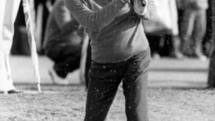 Ford mit sportlicher AbwechslungNach Eisenhower zogen nacheinander John F. Kennedy, Lyndon B. Johnson und Richard Nixon ins Weiße Haus ein und allesamt spielten sie bei Gelegenheit eine Runde Golf. Auch ihr Nachfolger Gerald Ford war schon als amtierender Präsident ein begnadeter Hobbygolfer. Nach seiner Amtszeit hatte er, wie auf diesem Bild von 1981 zu sehen, deutlich mehr Zeit, seiner Leidenschaft nachzugehen.  (Foto: Getty)