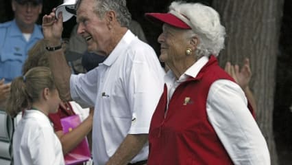 Auch andere Präsidenten haben ihr "Valentine" zum Golf begleitet - hier ist George W. Bush Senior mit seiner Ehefrau Barbara Bush zu sehen. (Foto: Getty)