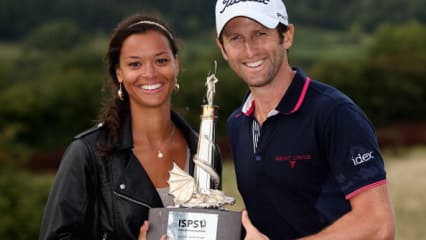 Strahlender Sieger:  Grégory Bourdy posiert mit seiner Freundin Annabelle Savignan und der Trophäe der ISPS Handa Wales Open. (Foto: Getty)