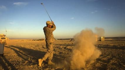 Im Feindesland Golfer sind verrückt, weil sie auch vor Feindesgebiet nicht halt machen. Krieg ist kein Grund, auf seine tägliche Runde Golf zu verzichten.(Foto: Getty)