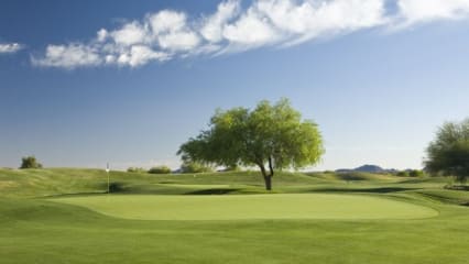 Loch 2: Dieses Par 4 ist je nach Windrichtung ein schwer zu spielendes Loch. Die meisten Spieler benutzen den Driver um die rechts vom Fairway gelegenen Bunker zu meiden.