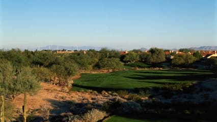 Loch 1: Dieses Par 4 wird meist mit einem langen Eisen oder einem Holz angespielt. Das Grün wird durch einen großen Bunker auf der rechten Seite beschützt. 