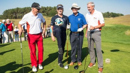 Anschließend ging es dann doch raus auf den Golfplatz - nicht ohne zumindest kurzfristig auch einen Fußball mit einzubeziehen. 
(Foto: WINSTONgolf Senior Open)