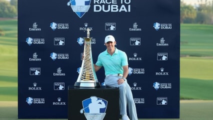 Race to Dubai - Das Saisonfinale in Europa
Race to Dubai - so heißt die Saisonwertung der European Tour. Für den Sieger der Gesamtwertung gibt es nicht nur einen beinahe mannshohen Pokal, sondern auch noch ein Extra-Preisgeld von über einer Million Euro. Letztes Jahr gewann Rory McIlroy die sogenannte Harry Vardon Trophy. Um eine Chance auf diesen riesigen Pokal zu haben, müssen die Spieler unter die Top-60 der Wertung kommen. Nur diese dürfen an den vier Finalturnieren teilnehmen.
Doch es geht im Race to Dubai nicht nur um Millionen, sondern auch ums nackte Überleben. Wer nicht genug Preisgeld sammelt und nicht zu den 110 Besten der Saisonwertung gehört, verliert im Folgejahr seine Tour-Zugehörigkeit. 
Wie sieht es für die deutschen Golfer aus? Wer darf bei der Finalserie starten? Wer hat zumindest seine Tourkarte sicher? Und wer muss seine Koffer packen?
(Foto: Getty)