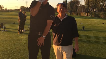 Golf Post zu Besuch im Callaway Headquarter Angekommen im Callaway Headquarter und auf der hauseigenen Driving Range eingefunden, wartete auch schon Phil Mickelson auf unseren Redakteur. Über den Kurzspiel-König in Abwehrhaltung galt es mit dem neuen PM Grind Wedge einen Flop Shop zu wagen. Das Ende vom Lied waren einige "Einschusslöcher" im Torso des Linkshänders.(Foto: Golf Post)